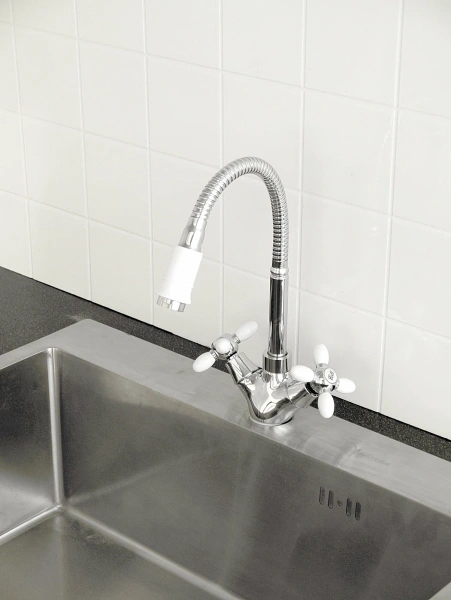 Смеситель для кухни с высоким гибким изливом белый ЭВЕРЕСТ В58-071А; 11598060